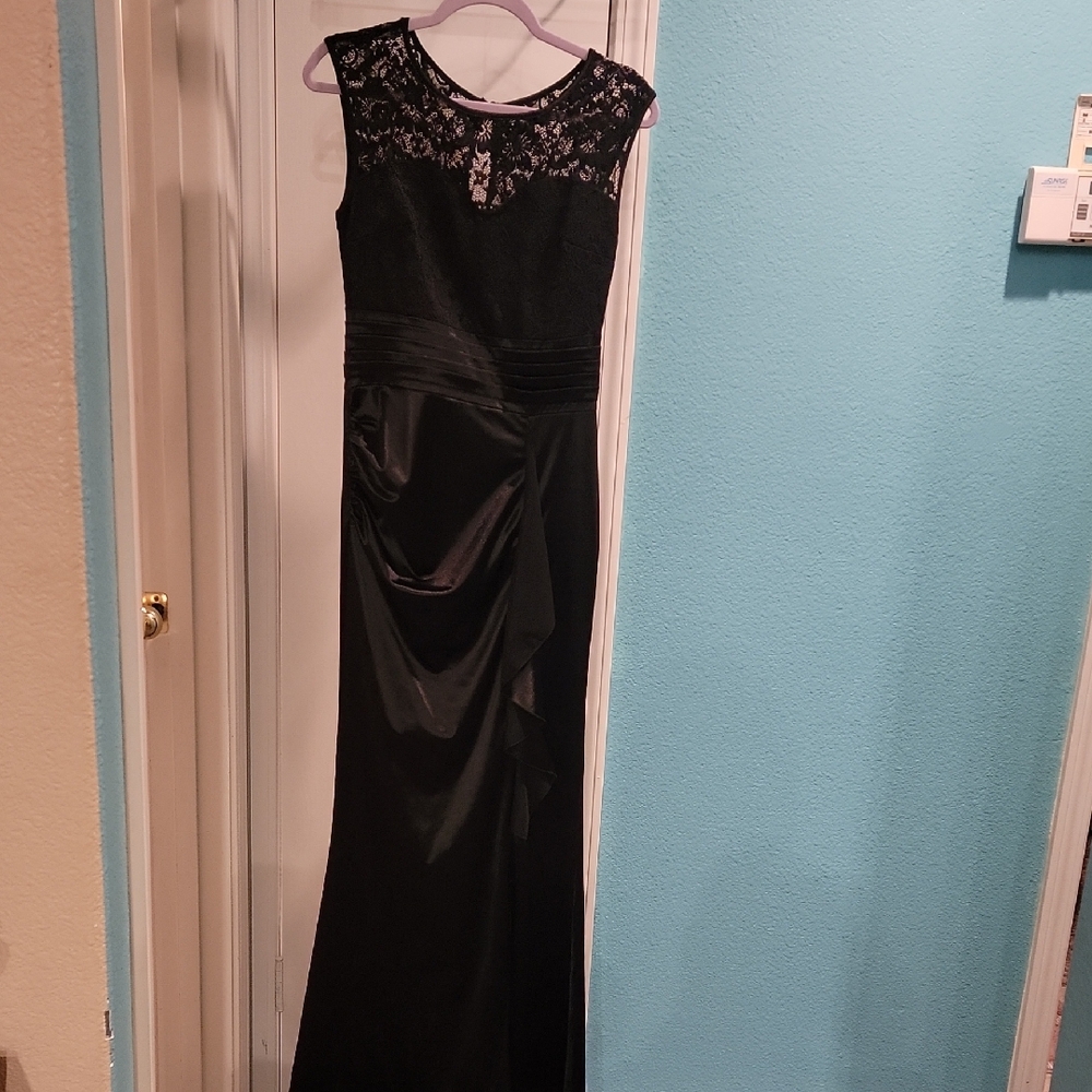 Elegant Black Lace Evening Gown